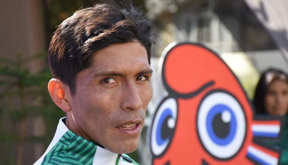 El atleta boliviano Héctor Garibay antes de viajar a París. 