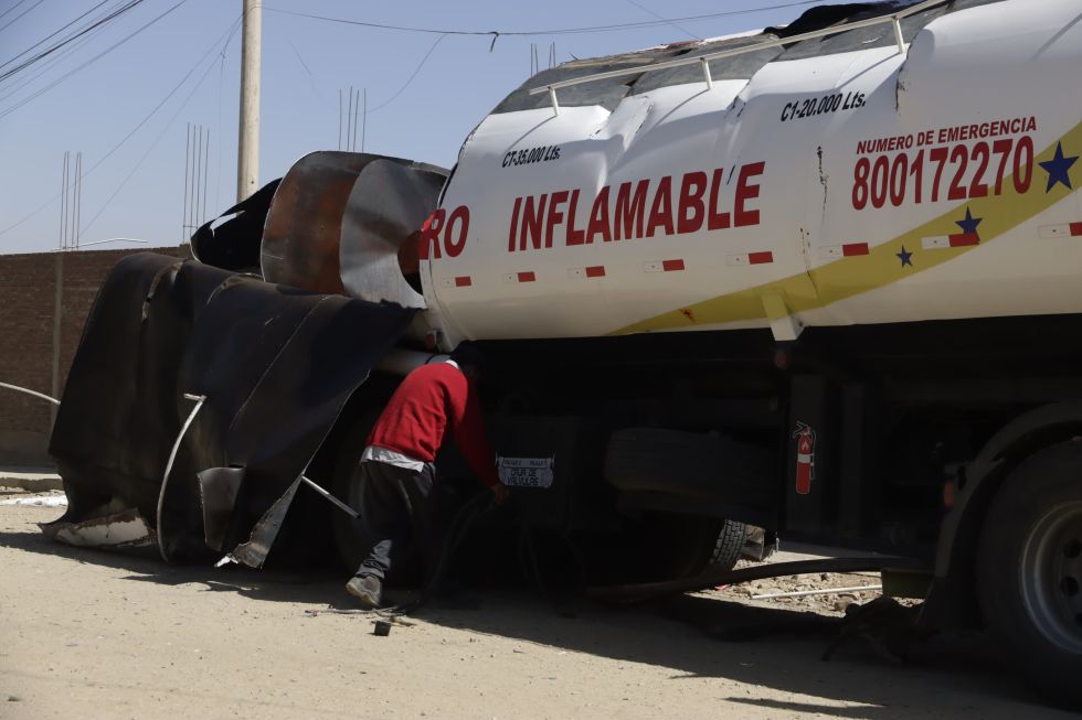 Así quedó el camión cisterna tras la explosión en Cochabamba. APG