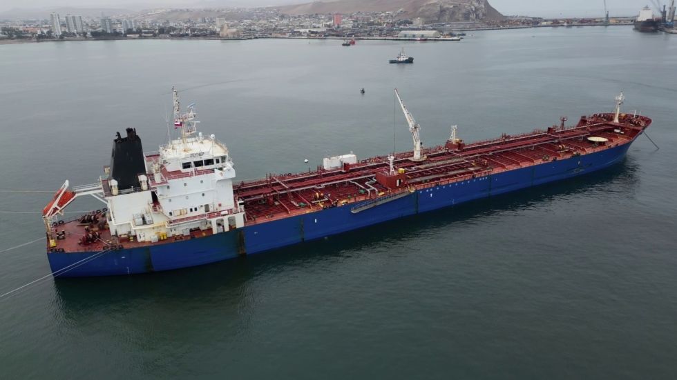 Uno de los buques con combustible para Bolivia. 