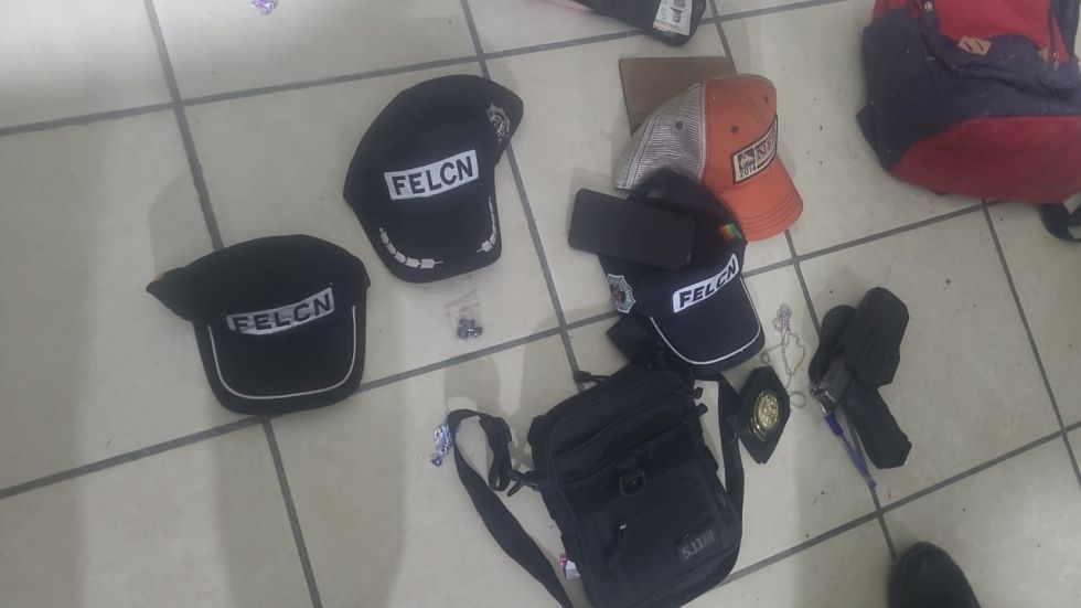 Los implementos encontrados en el vehículo de los falsos policías en Cochabamba.
