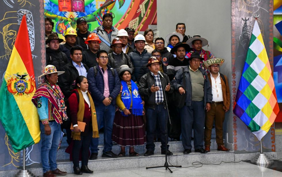 Dirigentes de sectores sociales en una conferencia de prensa en la Casa Grande del Pueblo.