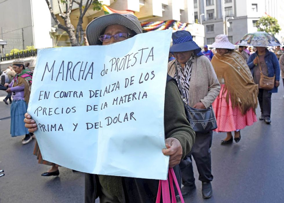 LA PAZ. Una marcha contra el alza de precios de productos de la canasta familiar protagonizada por gremiales, el lunes.