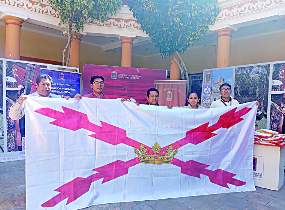SÍMBOLO. La bandera chuquisaqueña oficial, entregada este martes a los colegios.