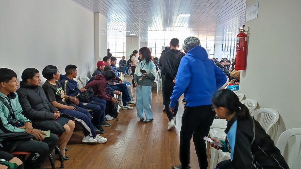 Jóvenes esperan su turno para empadronarse en en un centro de registro en Sucre.