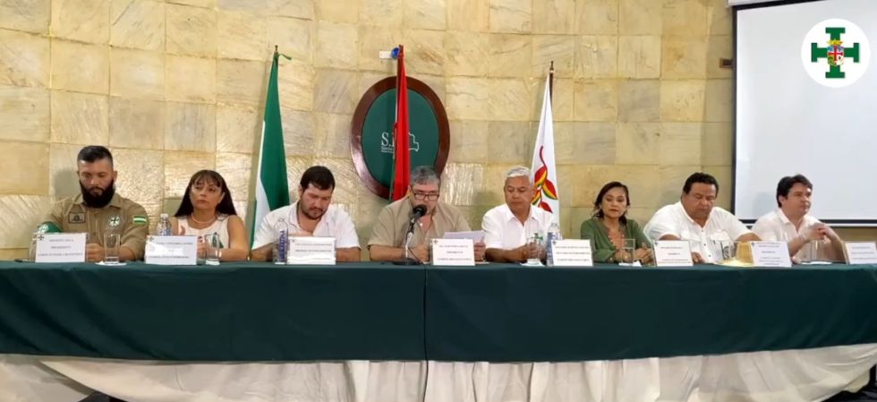 SANTA CRUZ. Los principales líderes cívicos durante la Asamblea de la Cruceñidad de este martes.
