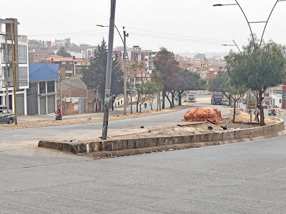 SECTOR. Espacio sobre la avenida Juana Azurduy de Padilla, donde se encontraban los contenedores de basura.