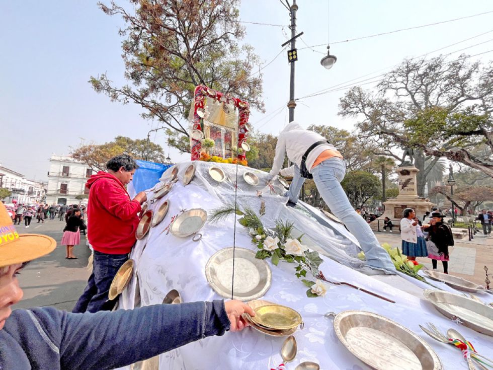 PLATERÍA. Fieles acomodan la platería en símbolo de ofrenda a la Virgen.