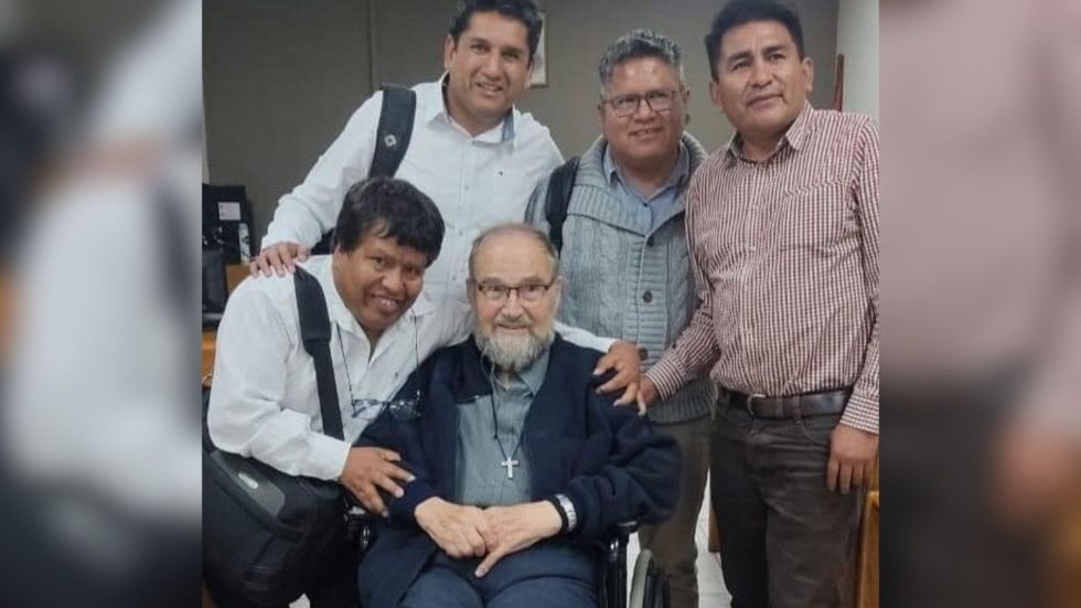 El sacerdote Otto Strauss (en silla de ruedas) y su equipo de abogados tras la audiencia en Tarija.