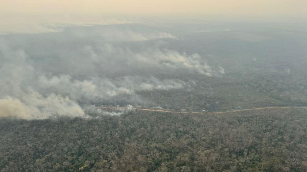 Vista aérea de la humareda en Santa Cruz.