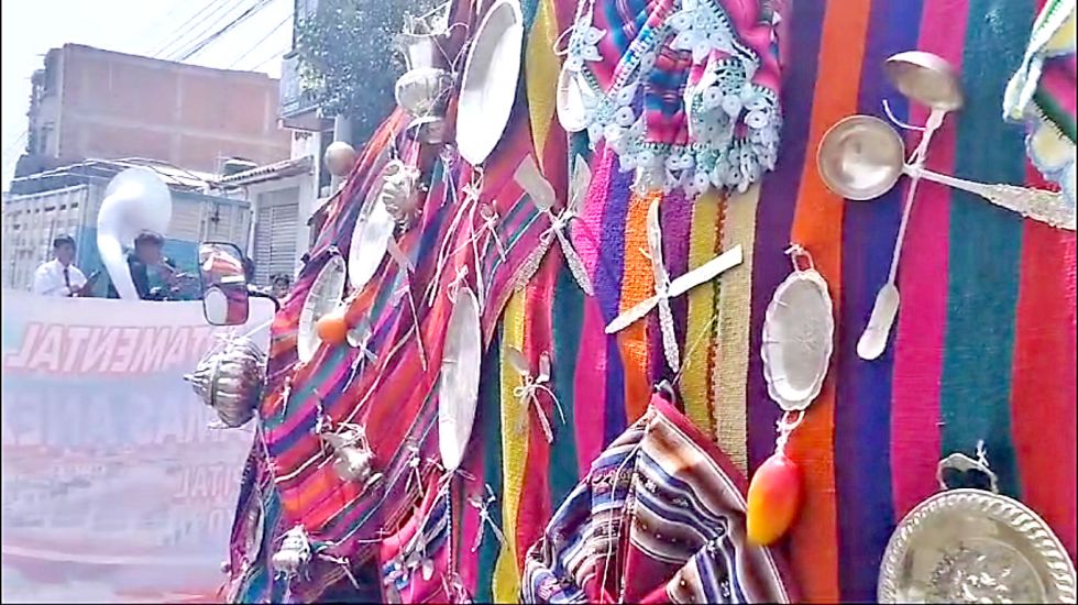 DECORADO. Cargamento con platería de la Federación de gremiales 25 de Mayo.