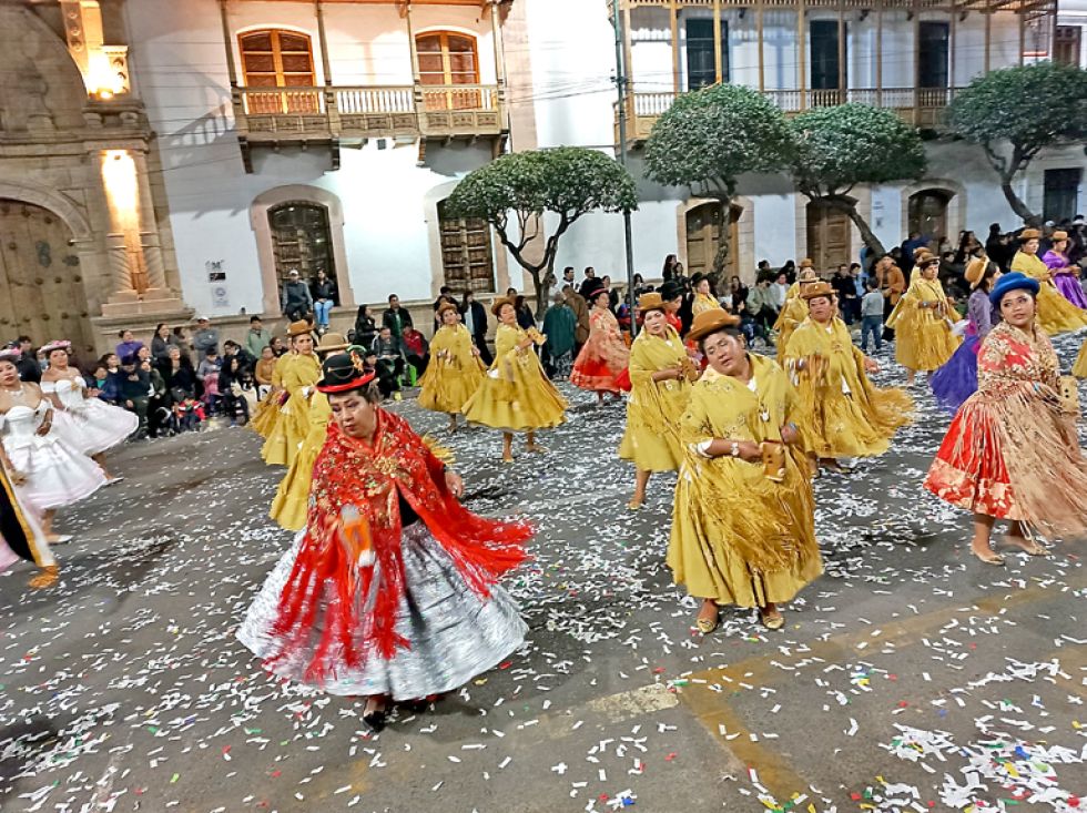 MORENADA. Bloque de cholas de la fraternidad Intocables.