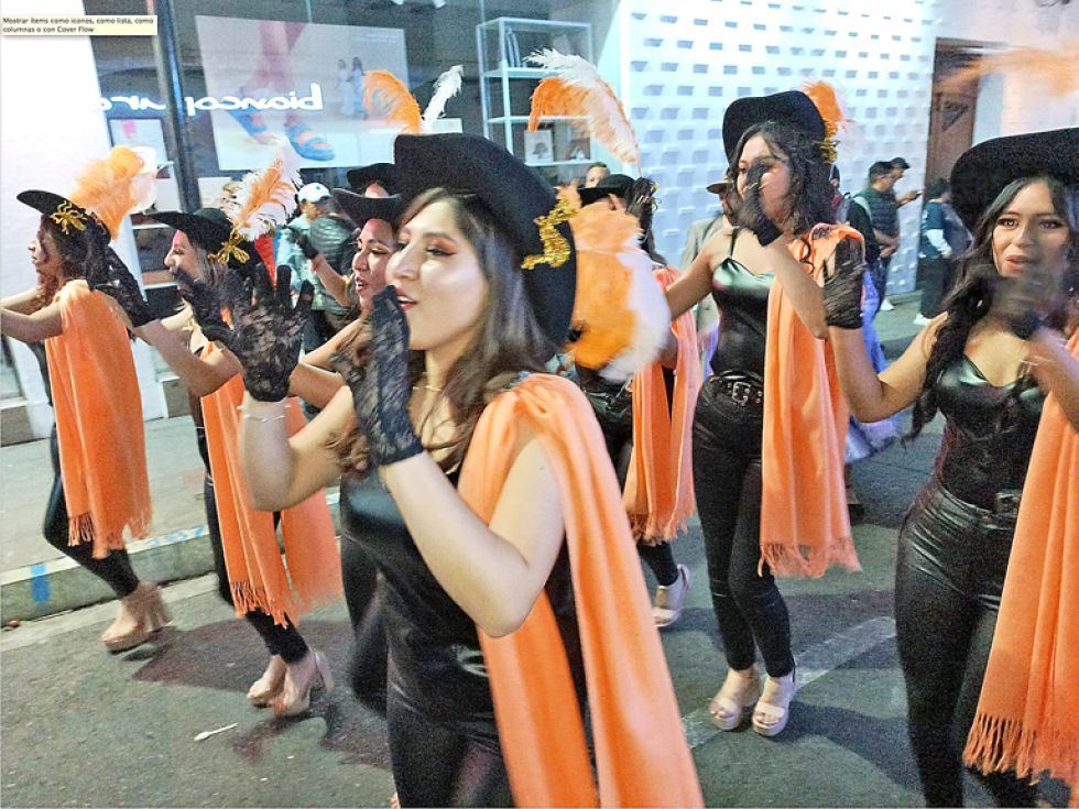MORENADA. Bailarinas de la Morenada Intocables.