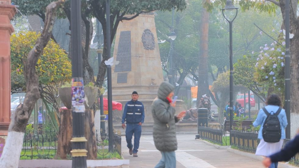 La contaminación del aire en la plaza 25 de Mayo de Sucre. 