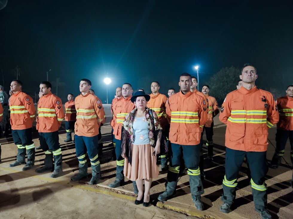 Los bomberos de Brasil junto a la canciller Celinda Sosa. 