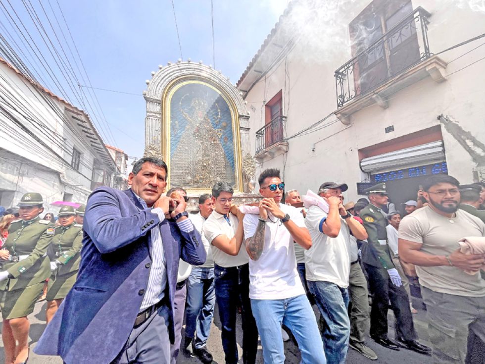PROCESIÓN. Fieles llevan en andas la imagen de la Virgen de Guadalupe.