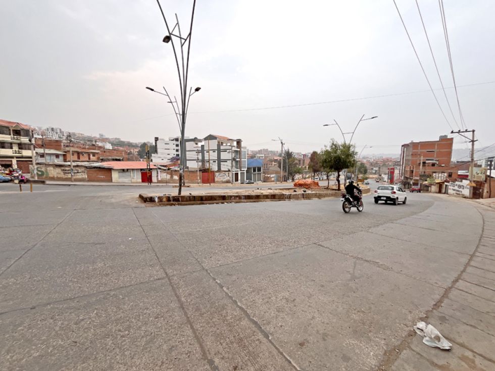 SECTOR. Espacio sobre la avenida Juana Azurduy de Padilla, donde se encontraban los contenedores de basura.