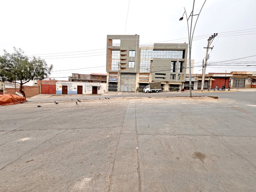 SECTOR. Espacio sobre la avenida Juana Azurduy de Padilla, donde se encontraban los contenedores de basura.