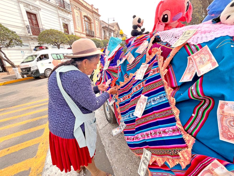 TRADICIÓN. Uno de los vehículos adornados con platería, aguayos y figuras.