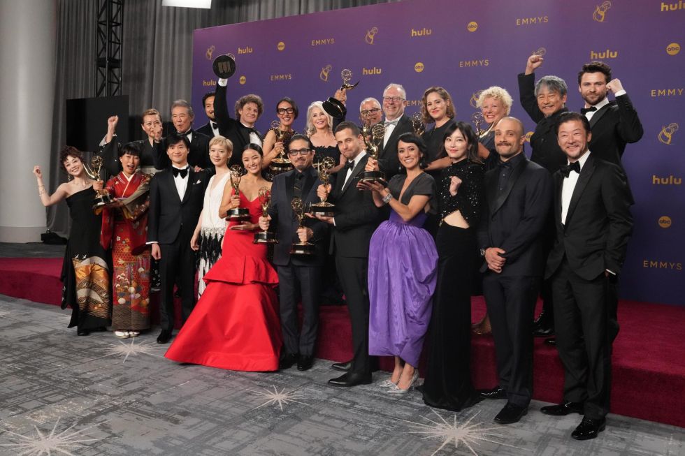 Actores, productores y directores de la serie 'Shogun' posan tras la ceremonia de entrega de premios Emmy