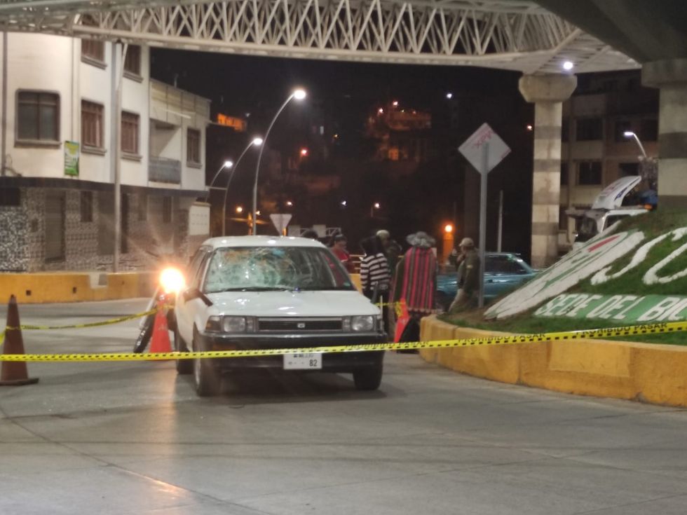 El joven cayó sobre el parabrisas de un taxi que circulaba por debajo del puente Tintamayu.