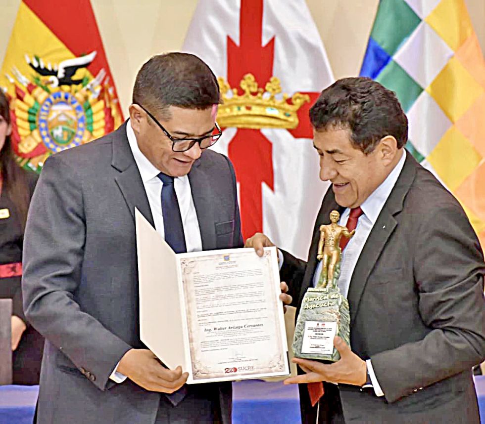 HOMENAJE. Enrique Leaño entregando la distinción a Walter Arízaga, rector de la USFX.