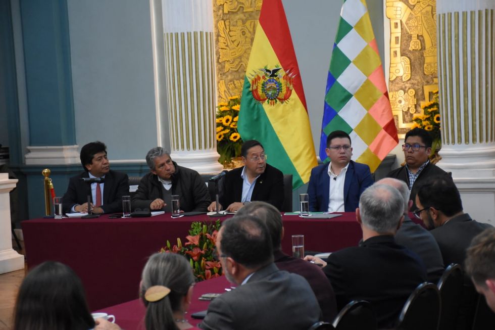 El presidente Luis Arce (c) u sus ministros en la reunión con embajadores en la Cancillería.