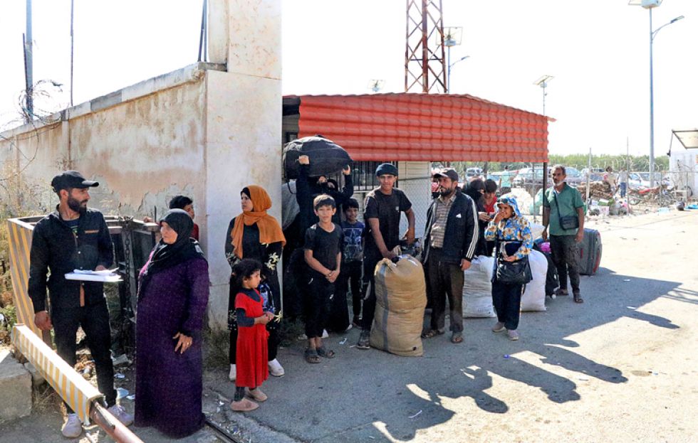 AL-QASEER. Refugiados libaneses llegan al cruce fronterizo de Jousia entre Siria y Líbano.
