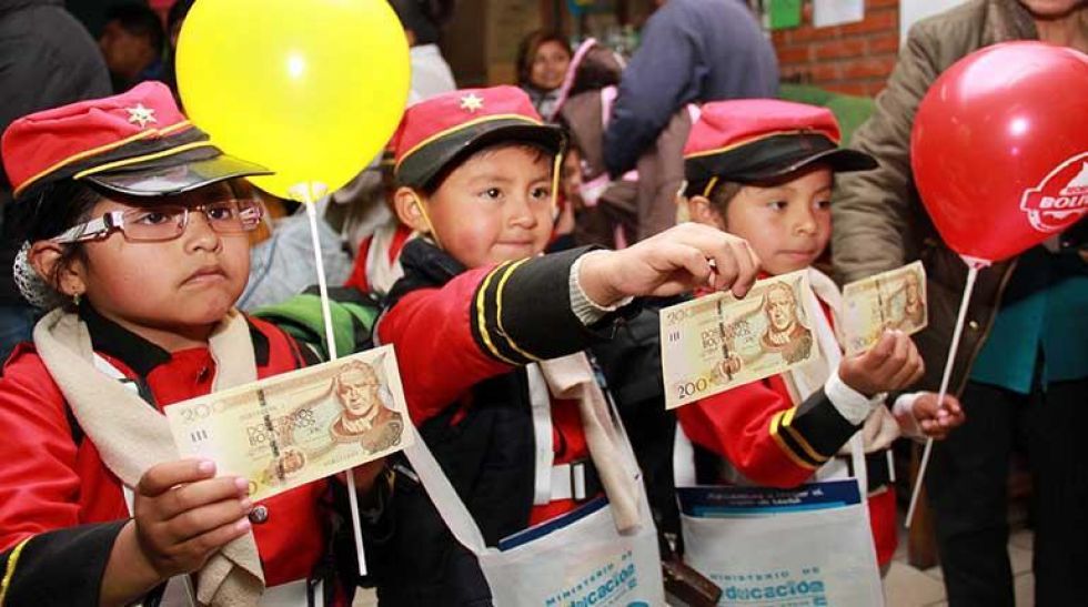 Niños recibiendo el beneficio en una gestión pasada. 