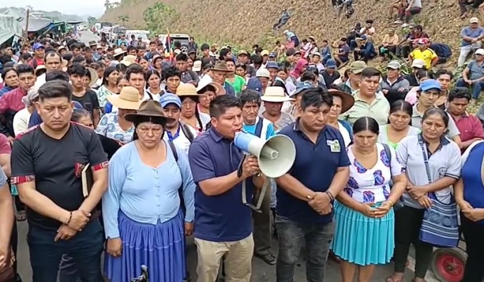 El senador Leonardo Loza dirige a un grupo de seguidores de Evo Morales. 