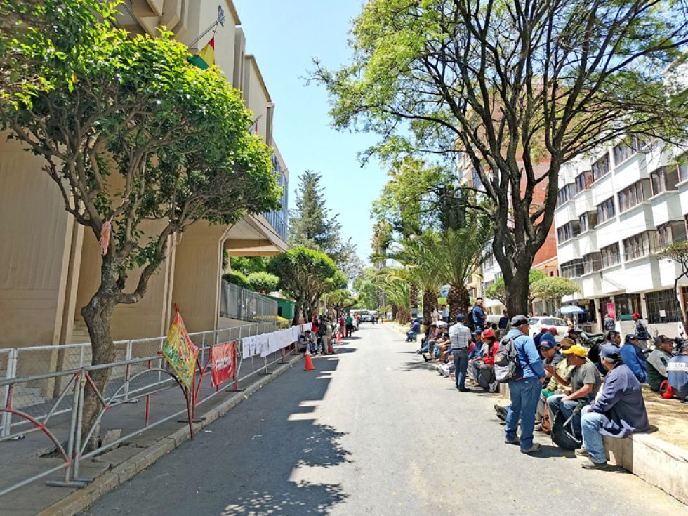 VIGILIA. Trabajadores de Fancesa y representantes de otras entidades, ayer, en el TCP.