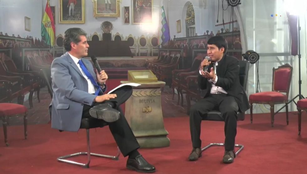 El gobernador de Chuquisaca, Damián Condori (i), en una entrevista con el periodista John Arandia.