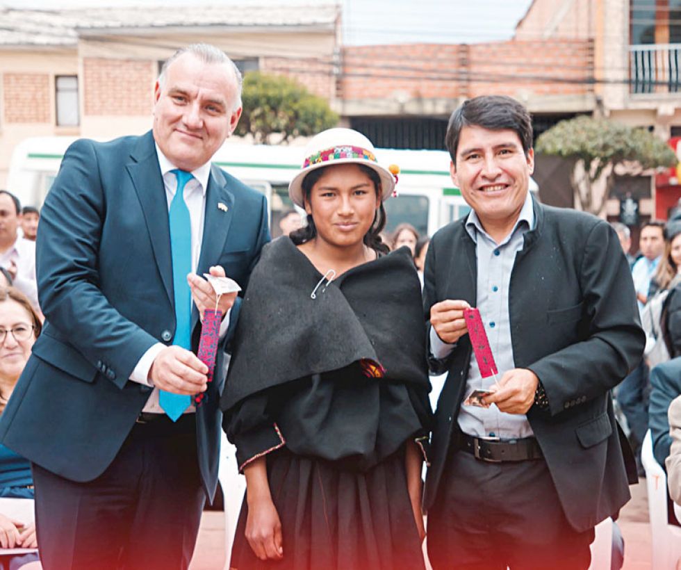 acto. José Schulz (izq.), durante la inauguración de la Feria de la Cooperación Alemana.