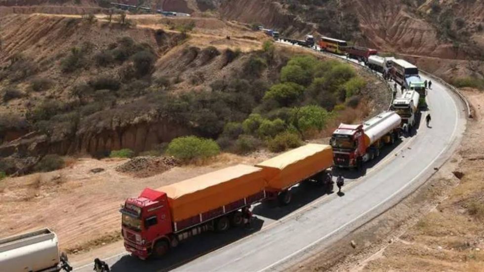 Transportistas varados por los bloqueos