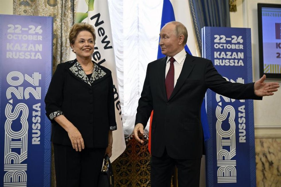 El presidente de Rusia, Vladimir Putin (d), se reúne con Dilma Rousseff, presidenta del Nuevo Banco de Desarrollo y expresidenta de Brasil