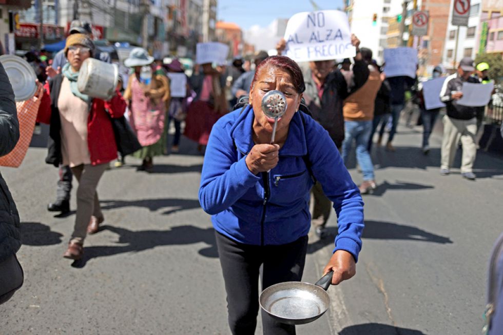 EL ALTO. Una mujer participa este martes en una protesta por el alza de precios en los alimentos.