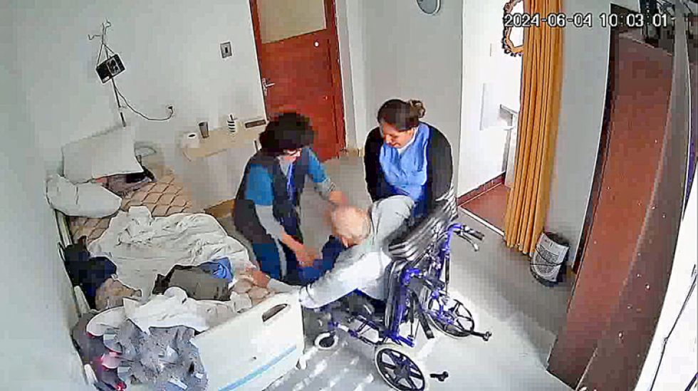 IMÁGENES. Dos funcionarias cambiando de ropa y sábanas en una habitación del hogar.