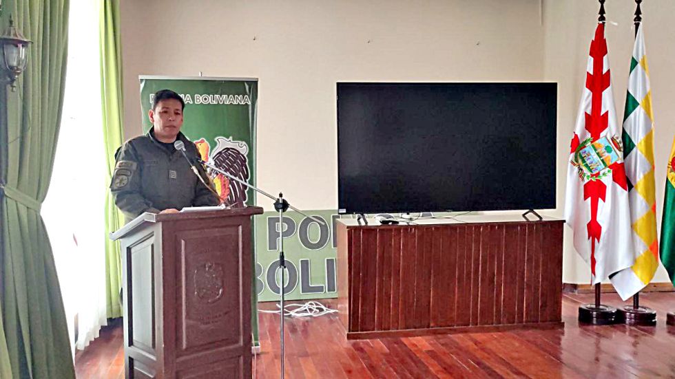 POLICÍA. El director de la Felcv, coronel Mauricio Laguna, en la conferencia de prensa de este lunes.