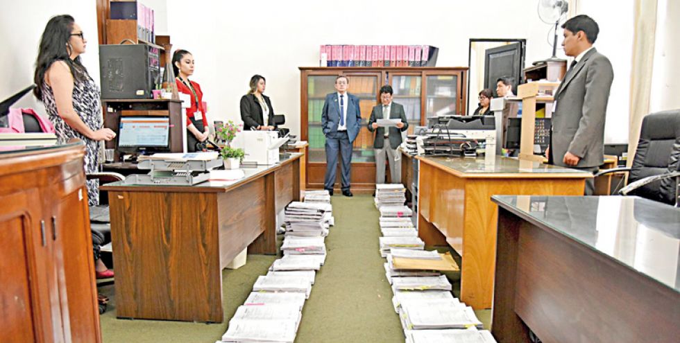 SUCRE. Los dos magistrados de la Sala Civil (en el fondo) durante el sorteo de causas de este martes.