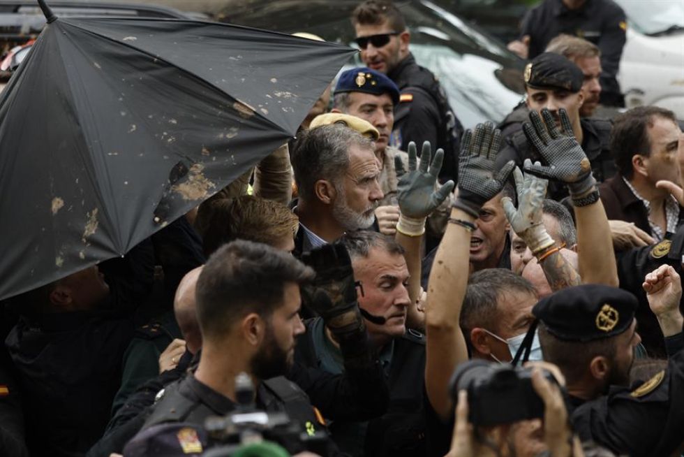 Insultan y lanzan barro a los reyes y el presidente de España en su visita a ciudades inundadas