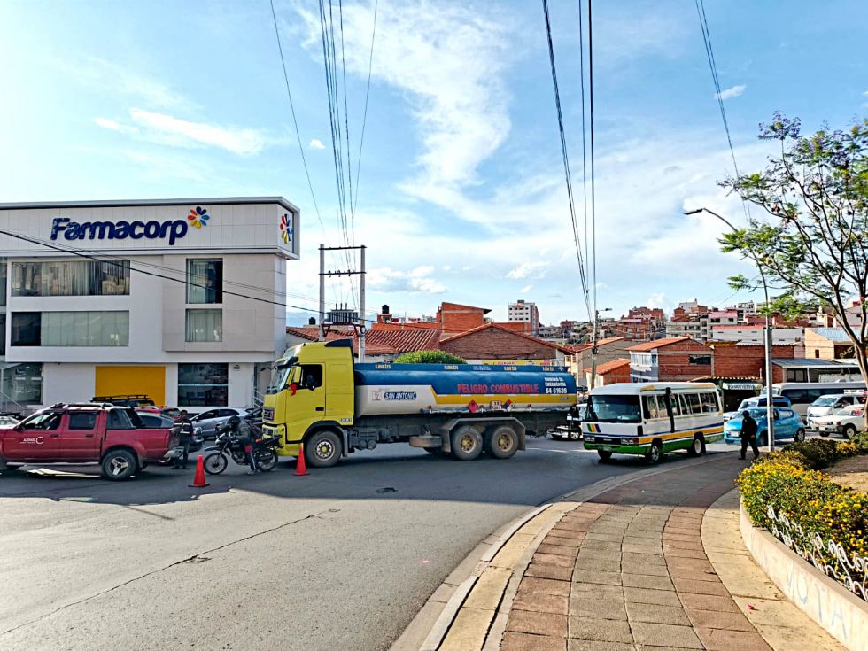 CONGESTIONAMIENTO. Panorama de este lunes por la tarde en el surtidor San Antonio.