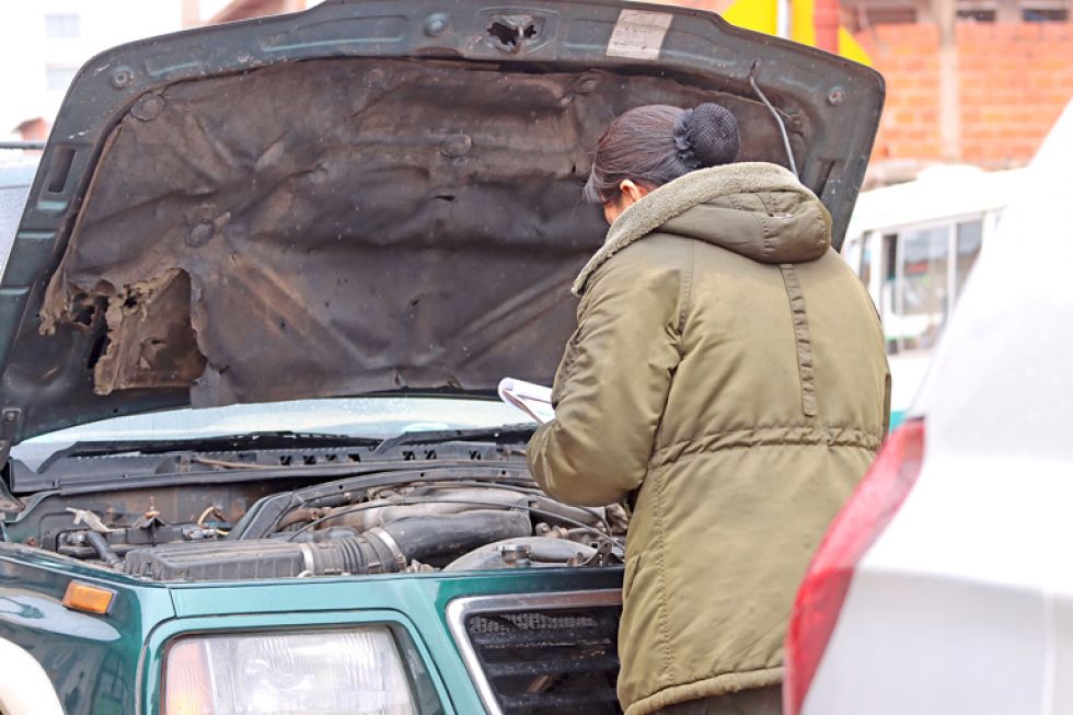 SUCRE. La inspección de vehículos en uno de los puntos habilitados por la Policía.