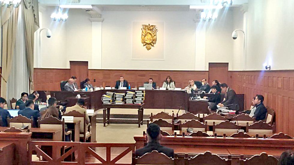 AUDIENCIA. Los miembros del Tribunal y las partes en el Salón de Debates del TSJ.