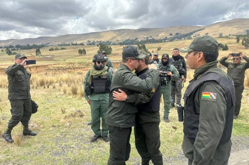 Policías culminaron el desbloqueo de la carretera Cochabamba-Santa Cruz.