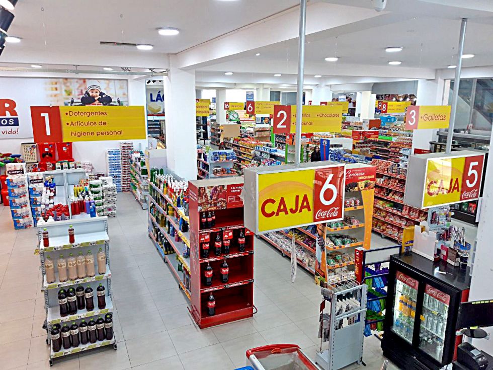 SUPERMERCADOS. Un sector del Solar lucía así ayer. En el SAS, limitaban la leche (foto recuadro).