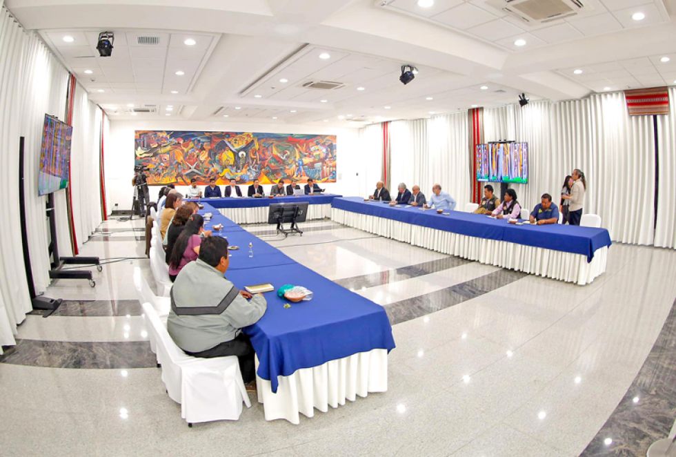 REUNIÓN. El presidente Luis Arce y los representantes del transporte y sectores productivos.