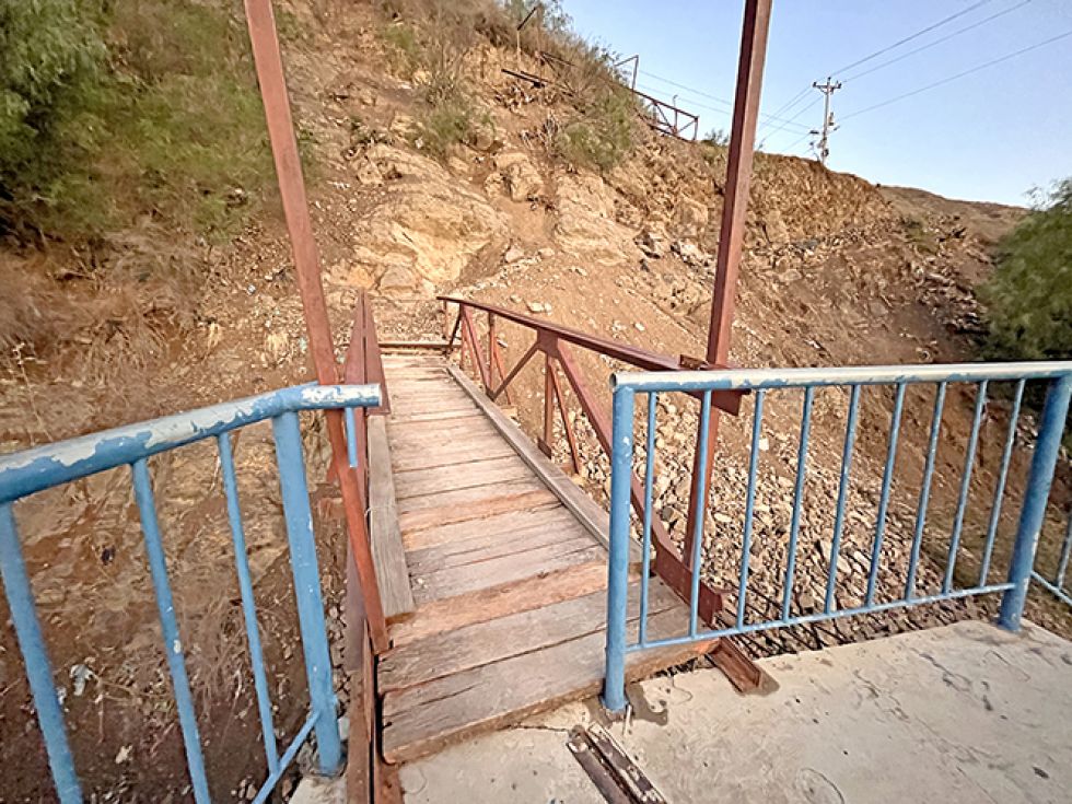 SENDERO. Así luce el camino que los residentes abrieron de manera improvisada sobre el río Quirpinchaca.