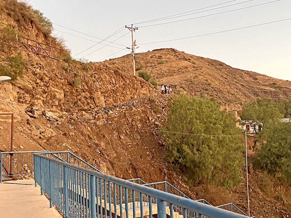 SENDERO. Así luce el camino que los residentes abrieron de manera improvisada sobre el río Quirpinchaca.