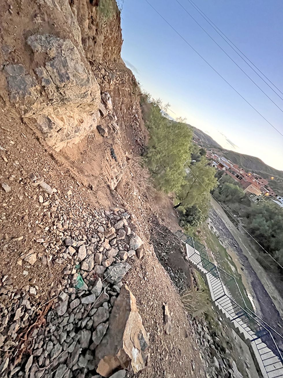 SENDERO. Así luce el camino que los residentes abrieron de manera improvisada sobre el río Quirpinchaca.