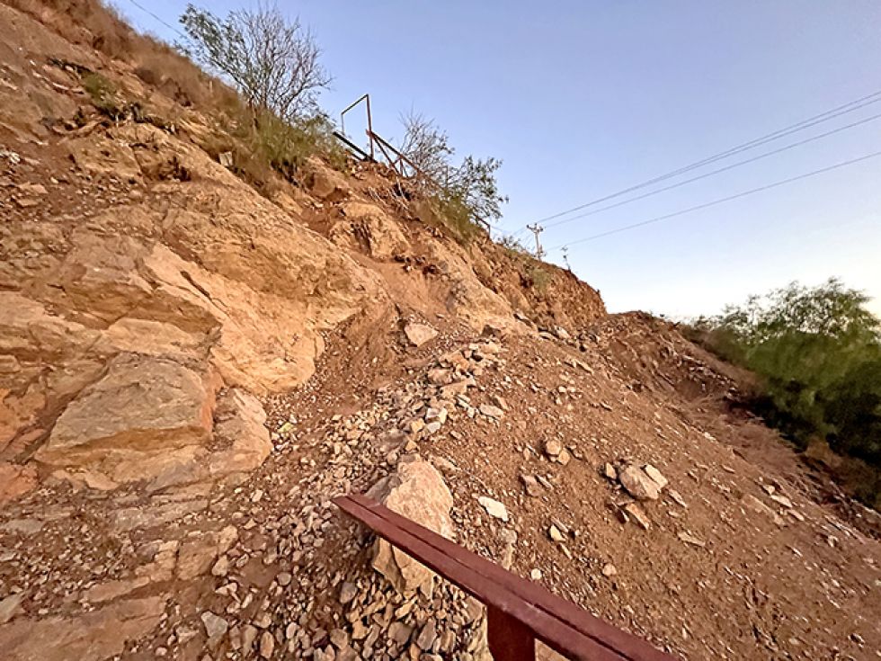 SENDERO. Así luce el camino que los residentes abrieron de manera improvisada sobre el río Quirpinchaca.
