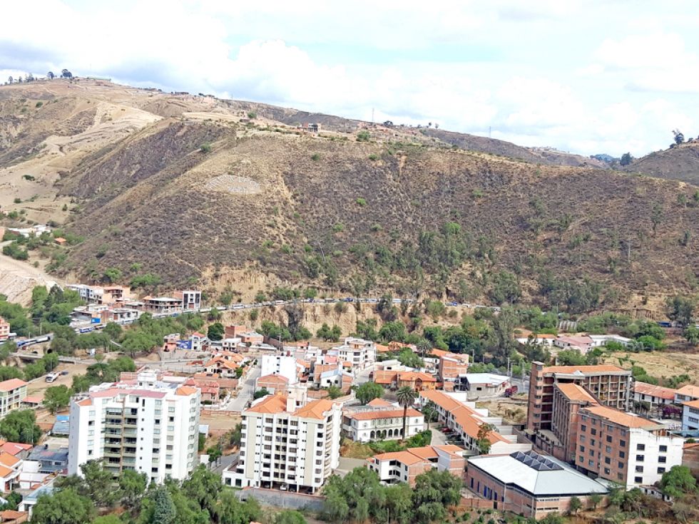 SUCRE. Vista de la fila de vehículos que esperaban cargar diésel en el surtidor Nayler.
